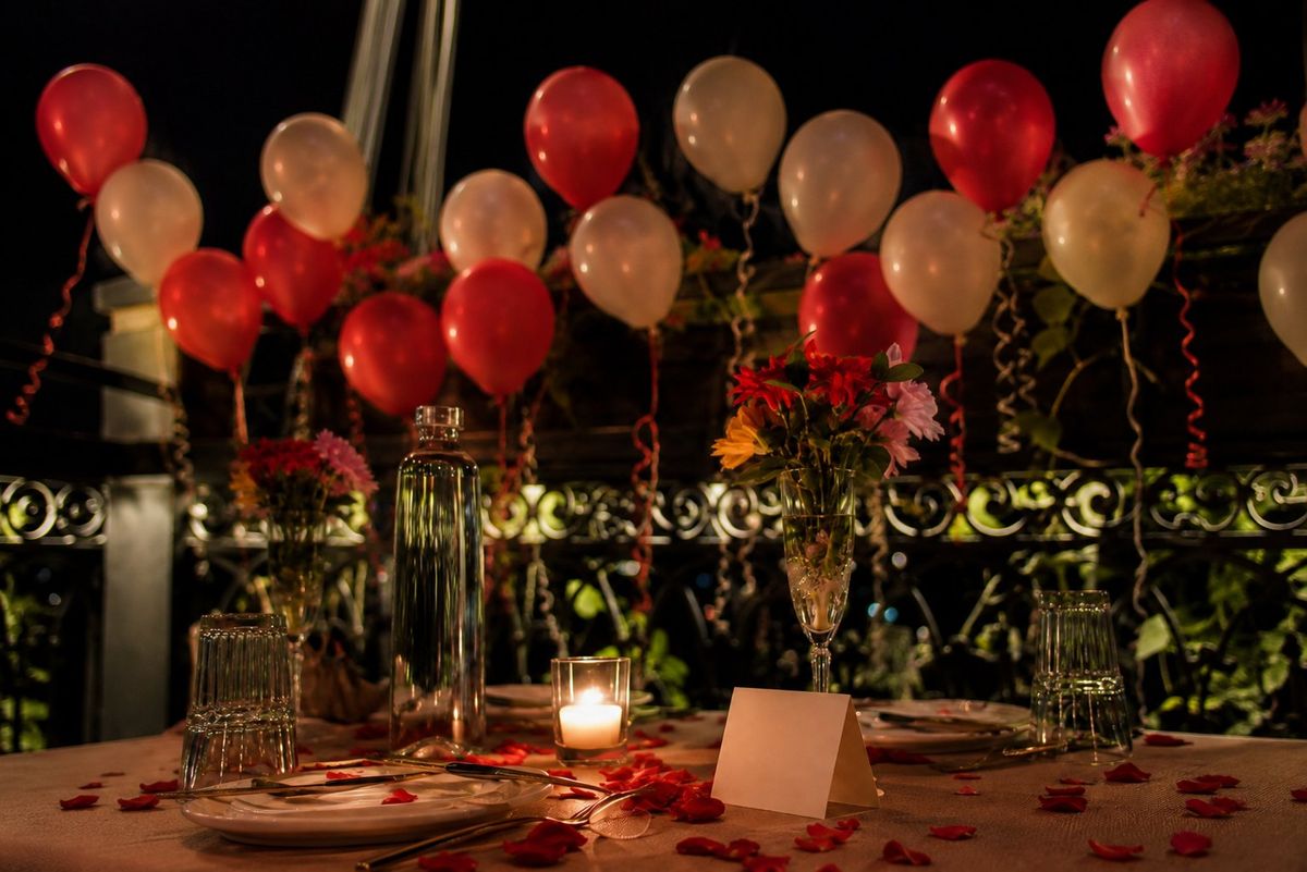 Basic décor — balloons and a dressed table